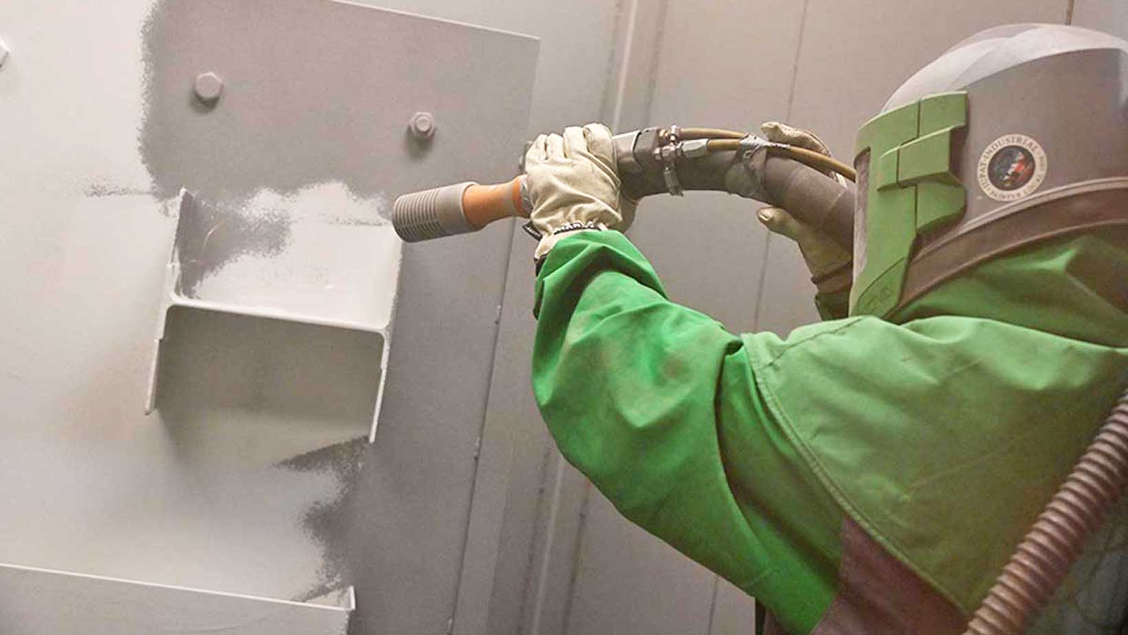 apprentice-Industrial-coating-sandblasting-photo