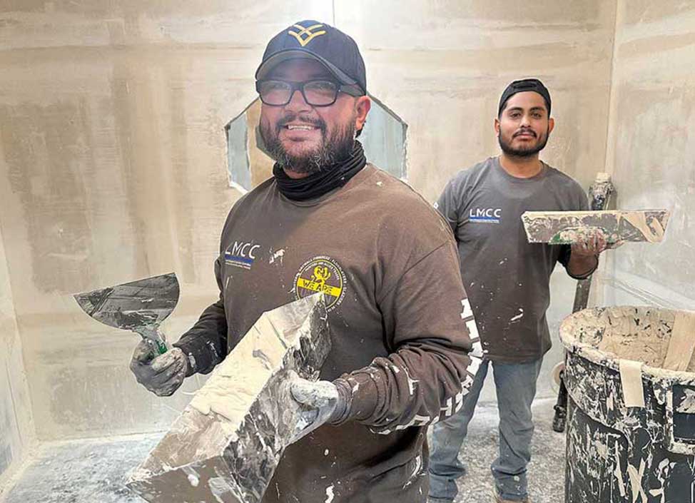 photo-two-drywall-workers-smiling