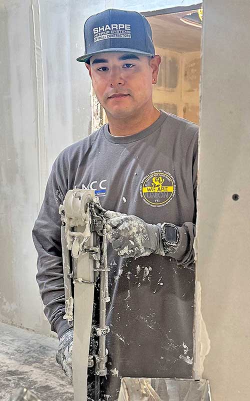 slider-photo-of-drywall-apprentice